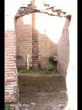 03256 ostia - regio i - insula xii - caseggiato dei triclini (i,xii,1) - via della forica - 4. raum von westen - bli ri norden - 01-2024.jpg